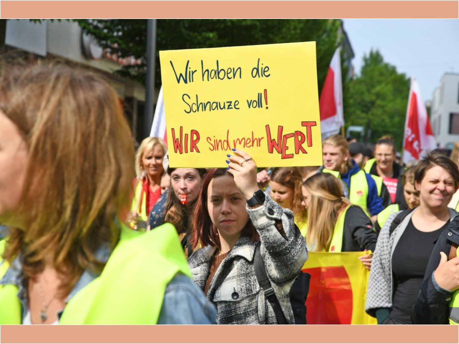 Warnstreik in Hanau für die Aufwertung der Berufe im Sozial- und Erziehungsbereich Warnstreik in Hanau für die Aufwertung der Berufe im Sozial- und Erziehungsbereich