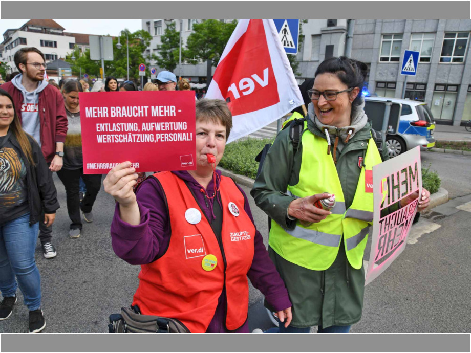 Warnstreik in Hanau für die Aufwertung der Berufe im Sozial- und Erziehungsbereich Warnstreik in Hanau für die Aufwertung der Berufe im Sozial- und Erziehungsbereich