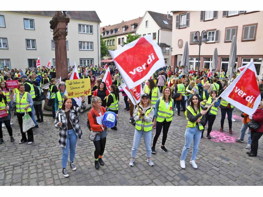 Warnstreik in Hanau für die Aufwertung der Berufe im Sozial- und Erziehungsbereich Warnstreik in Hanau für die Aufwertung der Berufe im Sozial- und Erziehungsbereich