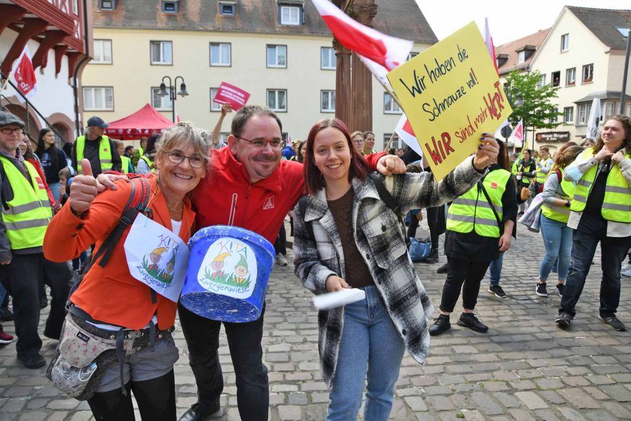 Warnstreik in Hanau für die Aufwertung der Berufe im Sozial- und Erziehungsbereich Warnstreik in Hanau für die Aufwertung der Berufe im Sozial- und Erziehungsbereich