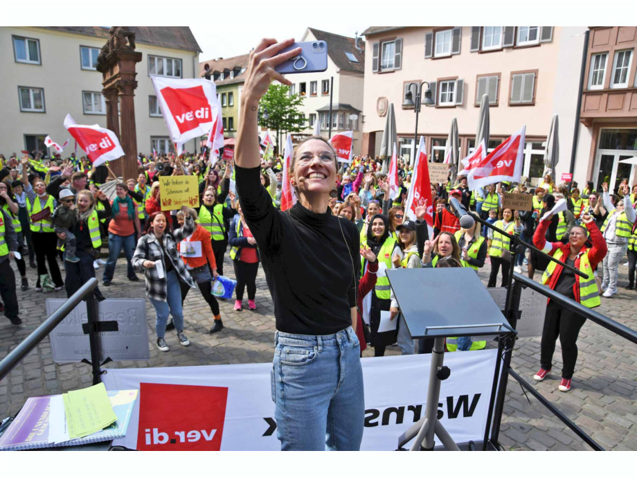 Warnstreik in Hanau für die Aufwertung der Berufe im Sozial- und Erziehungsbereich Warnstreik in Hanau für die Aufwertung der Berufe im Sozial- und Erziehungsbereich