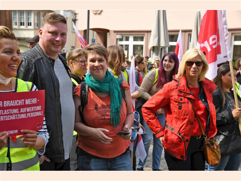 Warnstreik in Hanau für die Aufwertung der Berufe im Sozial- und Erziehungsbereich Warnstreik in Hanau für die Aufwertung der Berufe im Sozial- und Erziehungsbereich