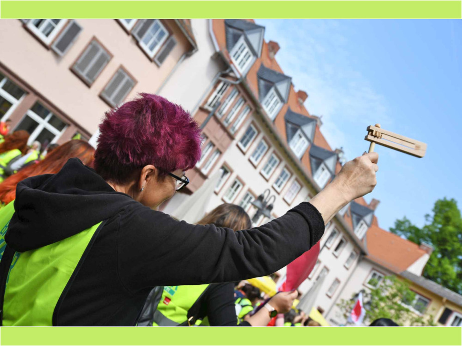Warnstreik in Hanau für die Aufwertung der Berufe im Sozial- und Erziehungsbereich Warnstreik in Hanau für die Aufwertung der Berufe im Sozial- und Erziehungsbereich