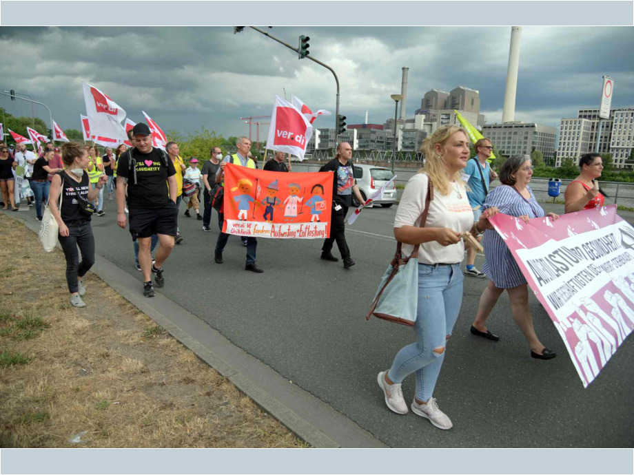 Demozug am Mainufer