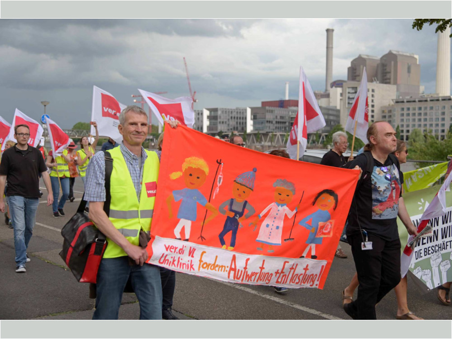 Demozug am Mainufer