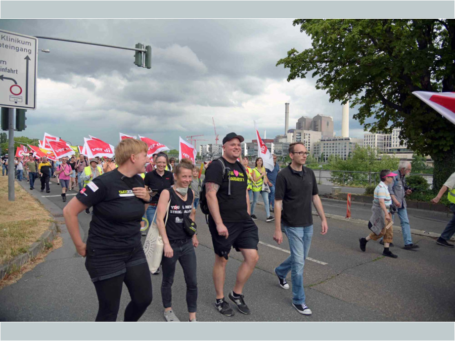Demozug am Mainufer