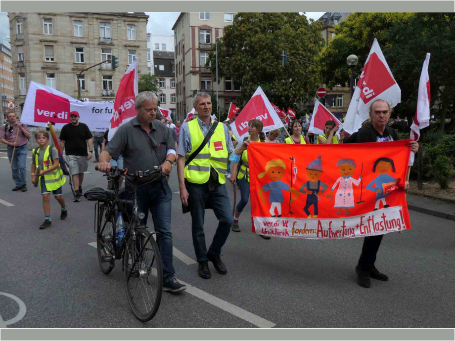 Demozug zum Gewerkschaftshaus