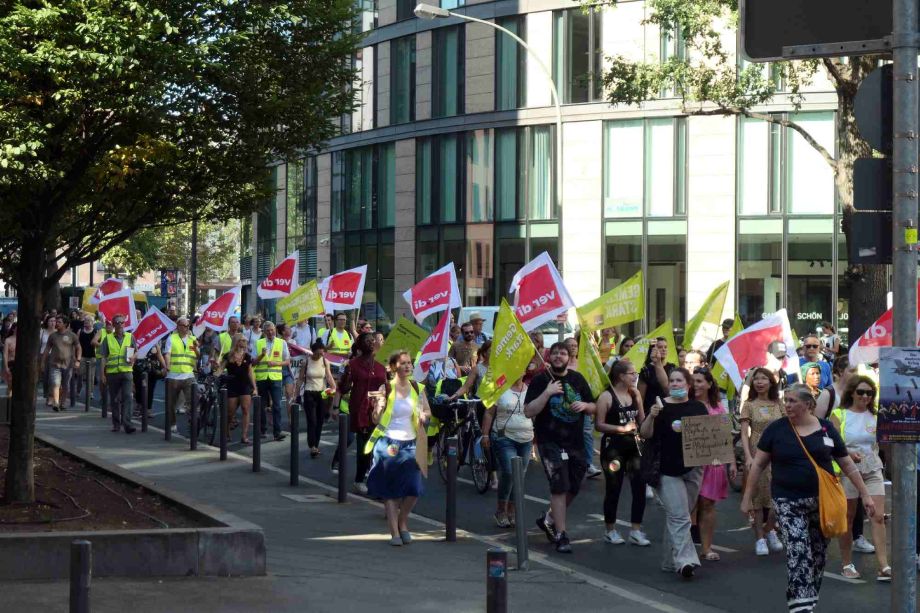 Demozug am Gewerkschaftshaus Demozug am Gewerkschaftshaus