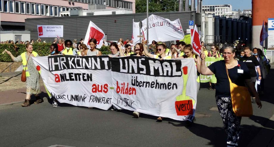 Demozug durch das Uniklinikgelände Demozug durch das Uniklinikgelände