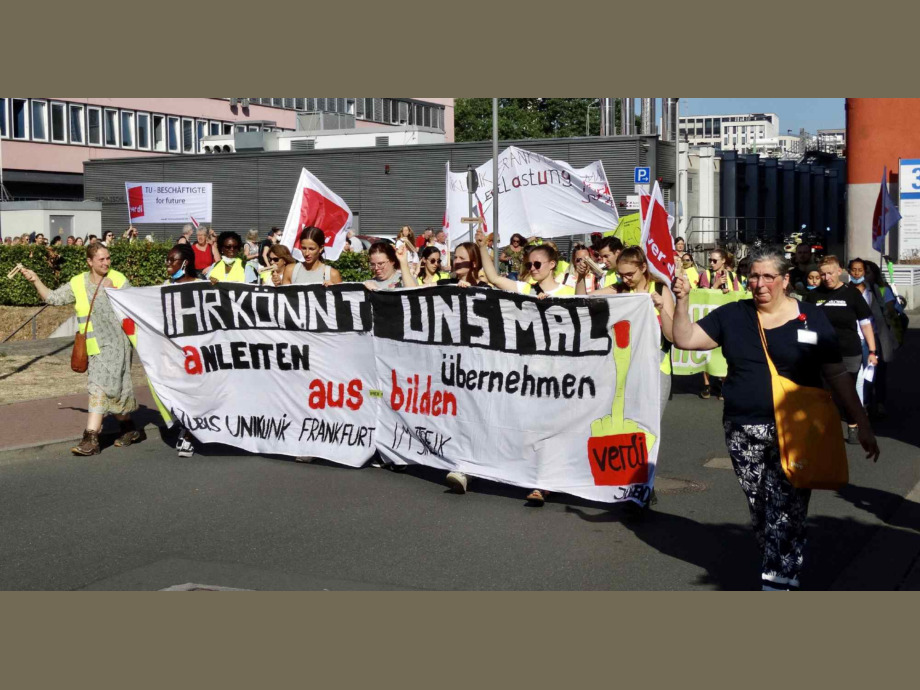 Demozug durch das Uniklinikgelände Demozug durch das Uniklinikgelände