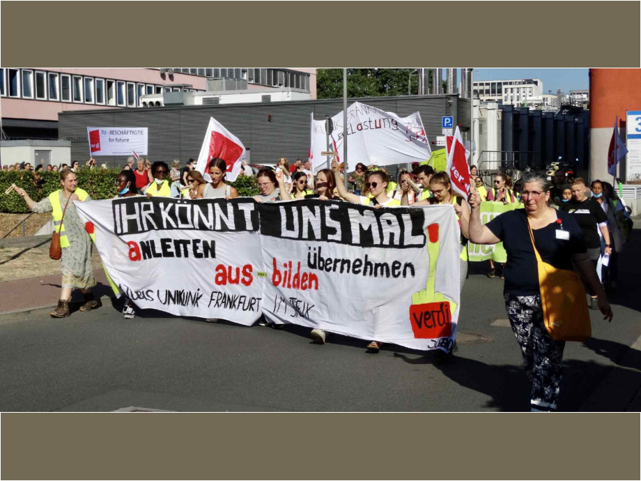 Demozug durch das Uniklinikgelände Demozug durch das Uniklinikgelände