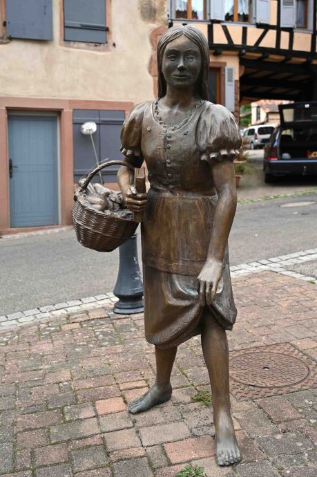 Mit der Gänsegretl erinnert die Stadt an ihre Bürgerin Marie Hart, einer bedeutenden elsässischen Schriftstellerin Mit der Gänsegretl erinnert die Stadt an ihre Bürgerin Marie Hart, einer bedeutenden elsässischen Schriftstellerin