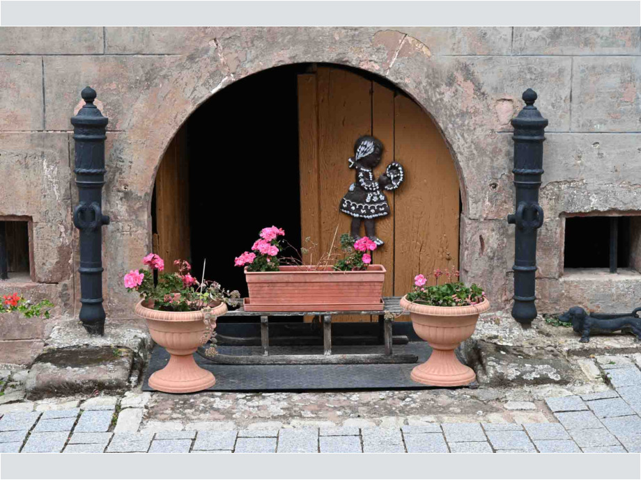 Ein hübsch dekorierter ehemaliger Kellereingang Ein hübsch dekorierter ehemaliger Kellereingang