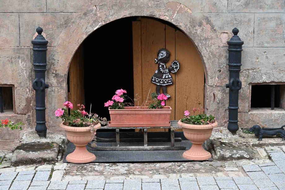 Ein hübsch dekorierter ehemaliger Kellereingang Ein hübsch dekorierter ehemaliger Kellereingang