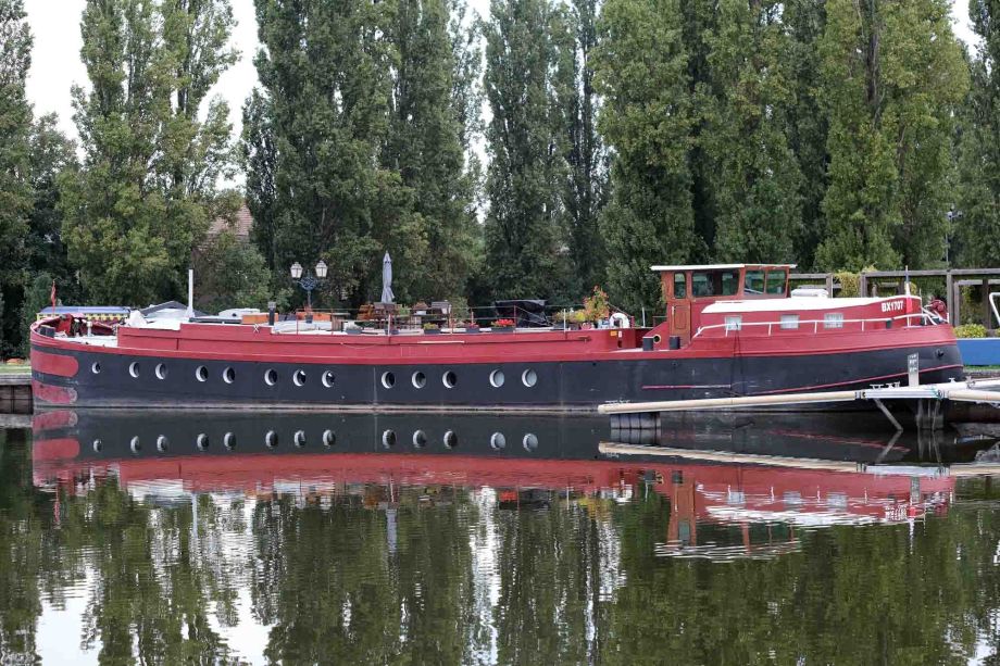 Eine zum Hausboot umgebaute Peniche liegt im Hafen von Saverne Eine zum Hausboot umgebaute Peniche liegt im Hafen von Saverne