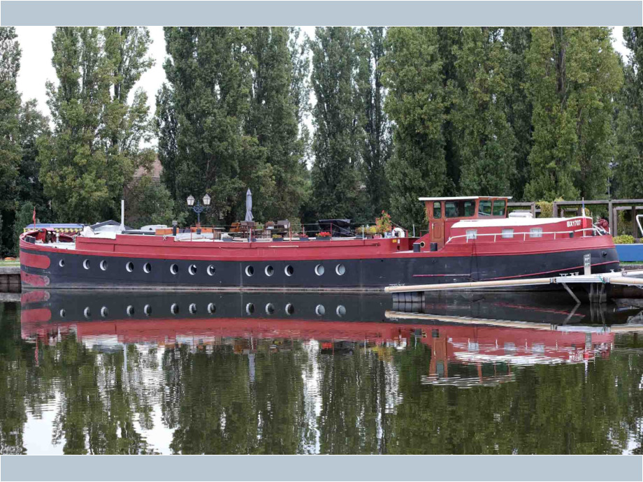 Eine zum Hausboot umgebaute Peniche liegt im Hafen von Saverne Eine zum Hausboot umgebaute Peniche liegt im Hafen von Saverne