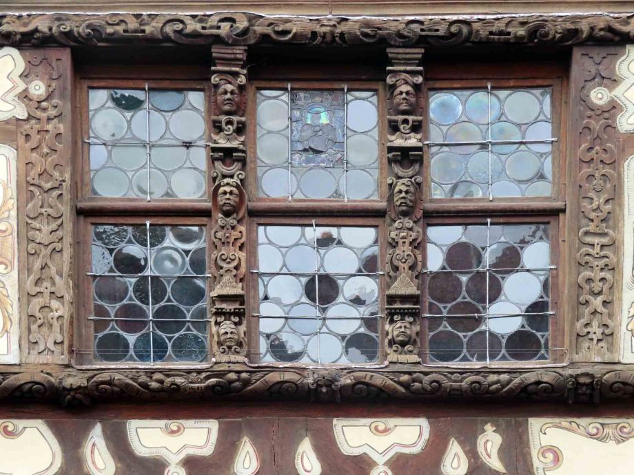 Fassadenschmuck am Maison Katz Fassadenschmuck am Maison Katz