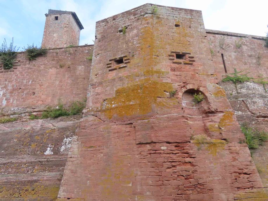 Die Burgmauern sind auf die Felsen aufgesetzt Die Burgmauern sind auf die Felsen aufgesetzt
