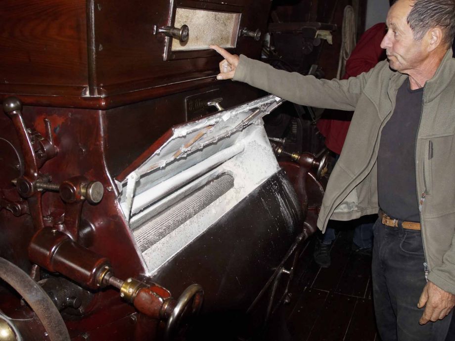 Herr Roeser erklärt das Mahlwerk Herr Roeser erklärt das Mahlwerk