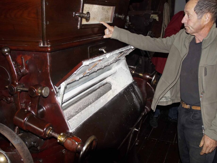 Herr Roeser erklärt das Mahlwerk Herr Roeser erklärt das Mahlwerk