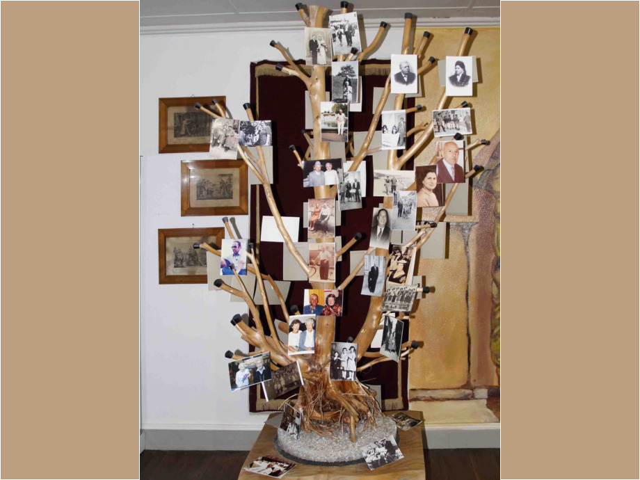 Baum der Erinnerung mit den Fotos der deprorierter Mitglieder der jüdischen Gemeide von Ingwiller Baum der Erinnerung mit den Fotos der deprorierter Mitglieder der jüdischen Gemeide von Ingwiller