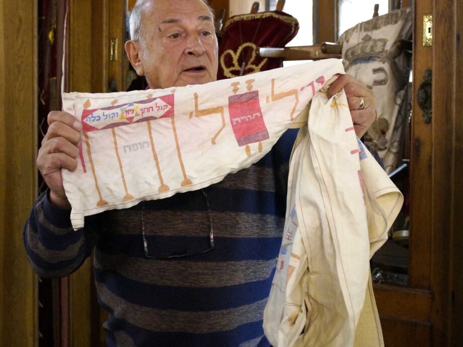 Der Vorsitzende der jüd. Gemeinde Ingwiller mit seiner Mapa Der Vorsitzende der jüd. Gemeinde Ingwiller mit seiner Mapa