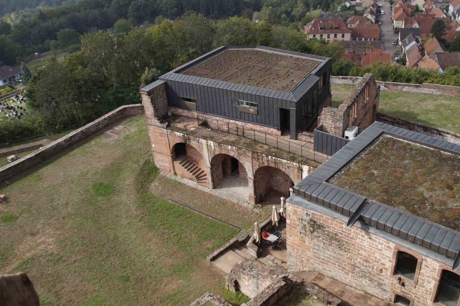 Blick vom Turm in den Burghof Blick vom Turm in den Burghof