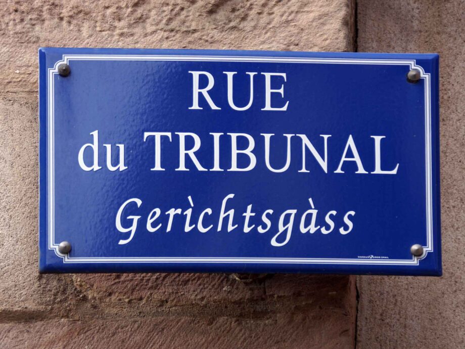 Zweisprachiges Strassenschild in Saverne Zweisprachiges Strassenschild in Saverne