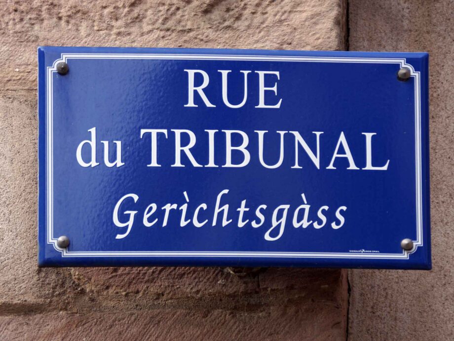 Zweisprachiges Strassenschild in Saverne Zweisprachiges Strassenschild in Saverne