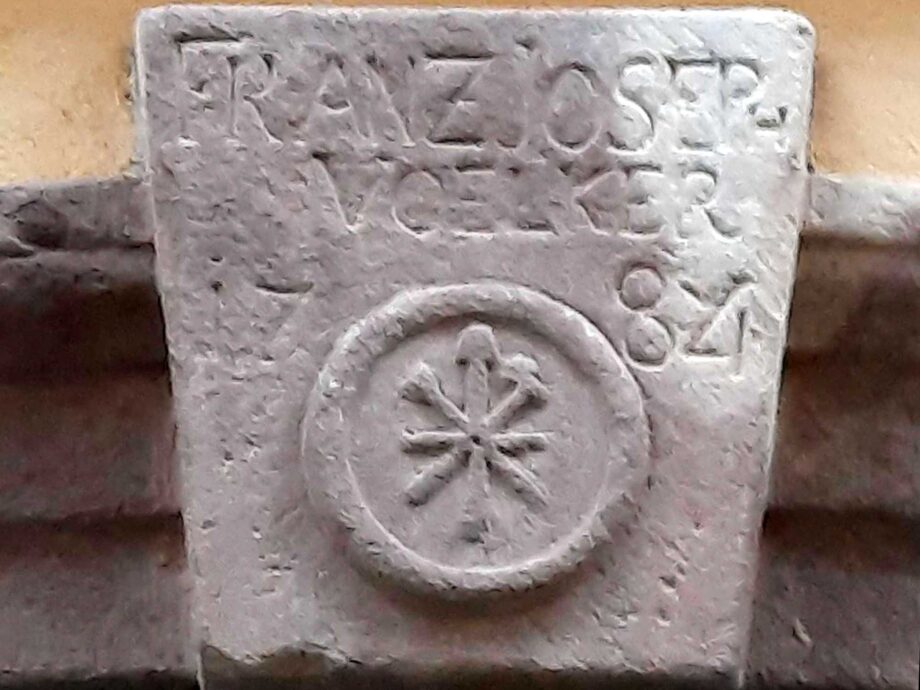 Schlussstein eines Hauseingangs Schlussstein eines Hauseingangs