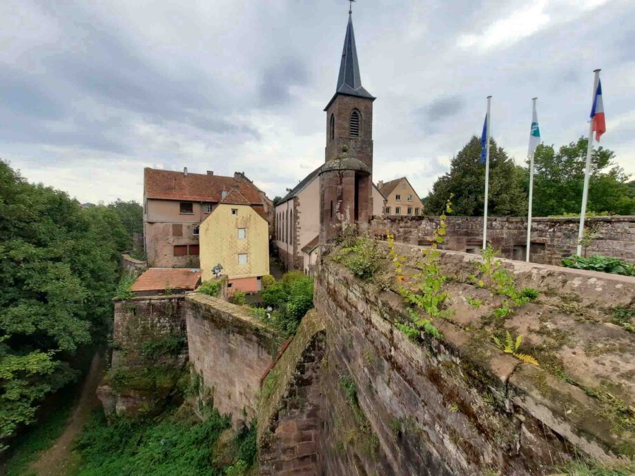 Burg Lützelstein (La Petite Pierre) mit Kirche Burg Lützelstein (La Petite Pierre) mit Kirche