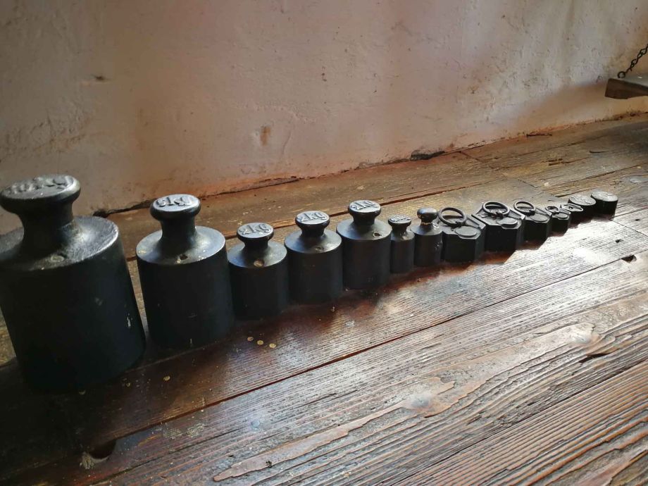 Die Gewichte der Mehlwaage, fein säuberlich aufgereiht Die Gewichte der Mehlwaage, fein säuberlich aufgereiht