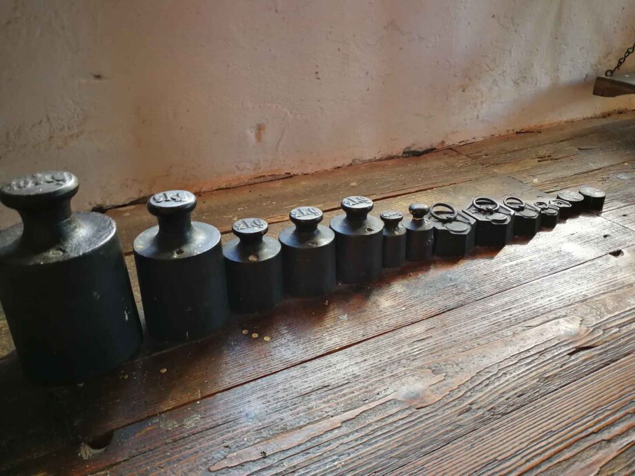 Die Gewichte der Mehlwaage, fein säuberlich aufgereiht Die Gewichte der Mehlwaage, fein säuberlich aufgereiht