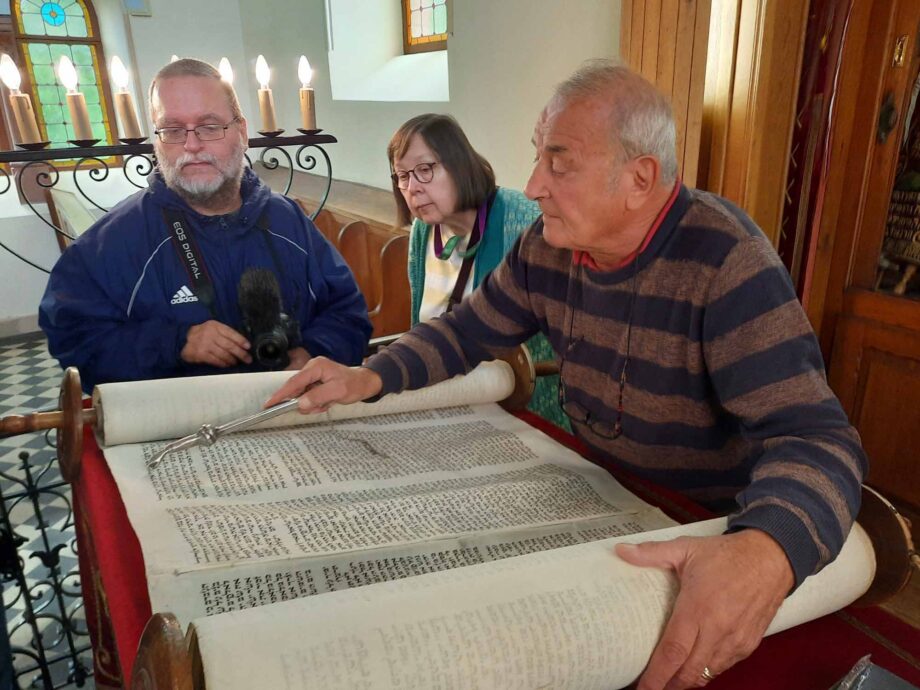 Herr Levy erläutert den Umgang mit der Thorarolle Herr Levy erläutert den Umgang mit der Thorarolle