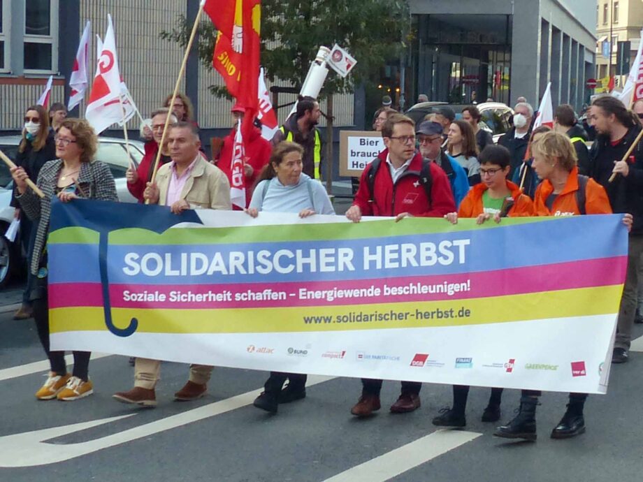Solidarischer Herbst "Soziale Sicherheit schaffen - Energiewende beschleunigen!" - Kundgebung und Demonstration am 22.10.2022 in Frankfurt Solidarischer Herbst "Soziale Sicherheit schaffen - Energiewende beschleunigen!" - Kundgebung und Demonstration am 22.10.2022