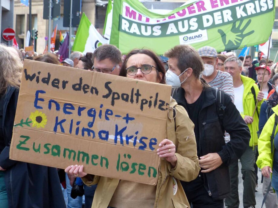 Solidarischer Herbst "Soziale Sicherheit schaffen - Energiewende beschleunigen!" - Kundgebung und Demonstration am 22.10.2022 in Frankfurt Solidarischer Herbst "Soziale Sicherheit schaffen - Energiewende beschleunigen!" - Kundgebung und Demonstration am 22.10.2022