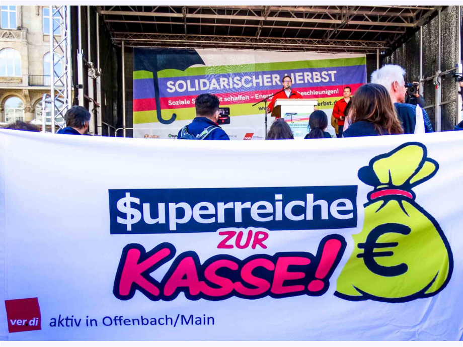 Solidarischer Herbst "Soziale Sicherheit schaffen - Energiewende beschleunigen!" - Kundgebung und Demonstration am 22.10.2022 in Frankfurt Solidarischer Herbst "Soziale Sicherheit schaffen - Energiewende beschleunigen!" - Kundgebung und Demonstration am 22.10.2022