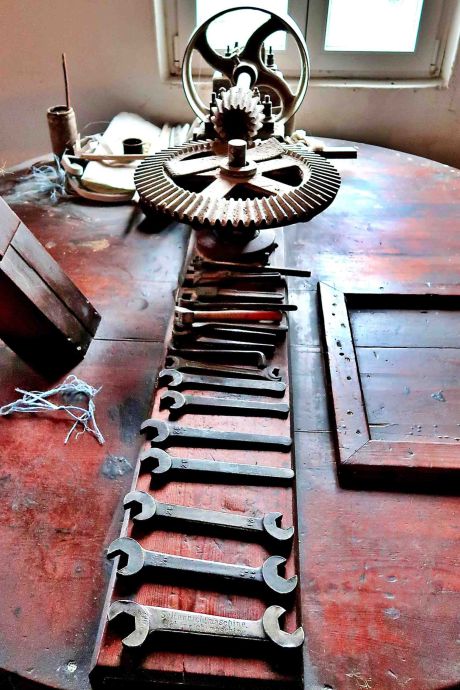 Der Müller muss auch Mechaniker sein, um die Mühle instand zu halten Der Müller muss auch Mechaniker sein, um die Mühle instand zu halten