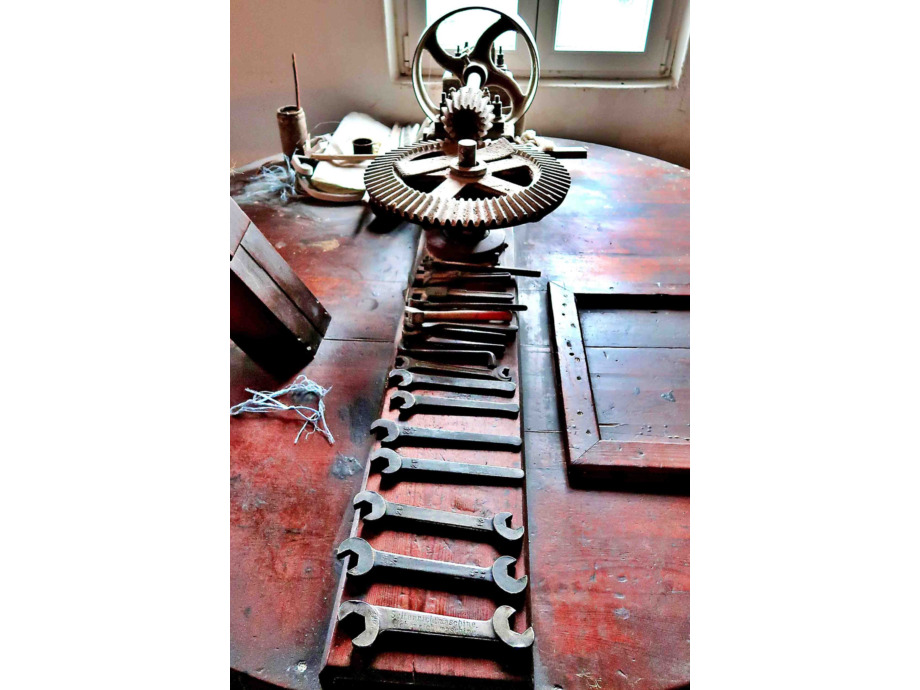 Der Müller muss auch Mechaniker sein, um die Mühle instand zu halten Der Müller muss auch Mechaniker sein, um die Mühle instand zu halten