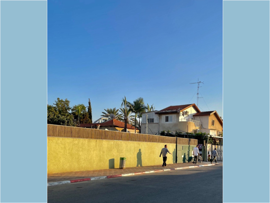 Männer werfen Schatten Schatten hinter sich auf einer gelben Wand. Tel Aviv 2022