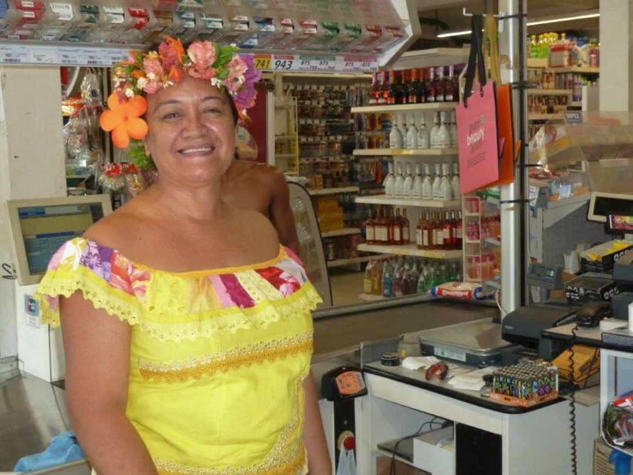 Schöne Frau in Gelb - Bora Bora