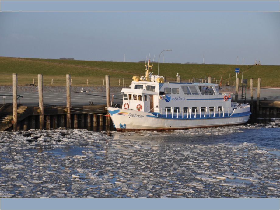 MS Seeadler im Hafen von Schlüttsiel bei Eisgang