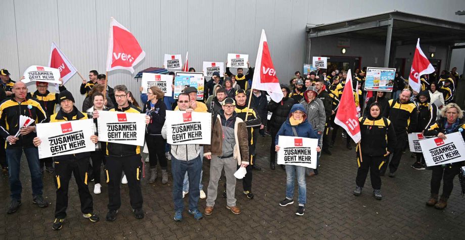 Die Beschäftigten sind stark von Stei-
gerungen der Energiepreise und Le-
bensmittel betroffen Die Beschäftigten sind stark von Stei- gerungen der Energiepreise und Le- bensmittel betroffen