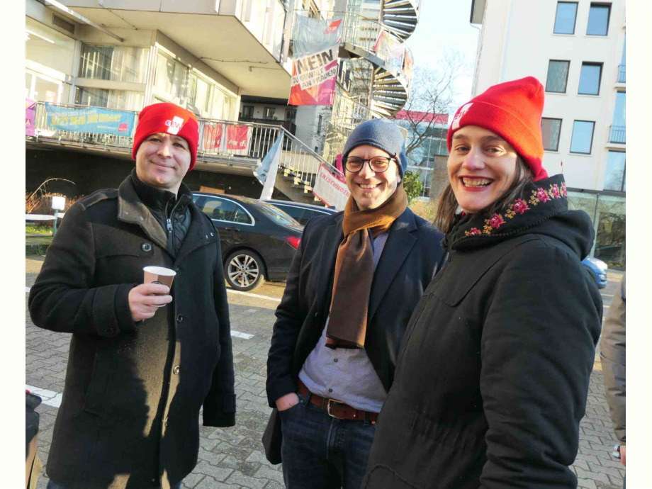 Uni Frankfurt: Protestaktion am Gewerkschaftshaus Frankfurt