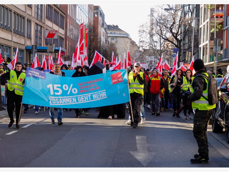 Demobeginn am Gewerkschaftshaus Frankfurt