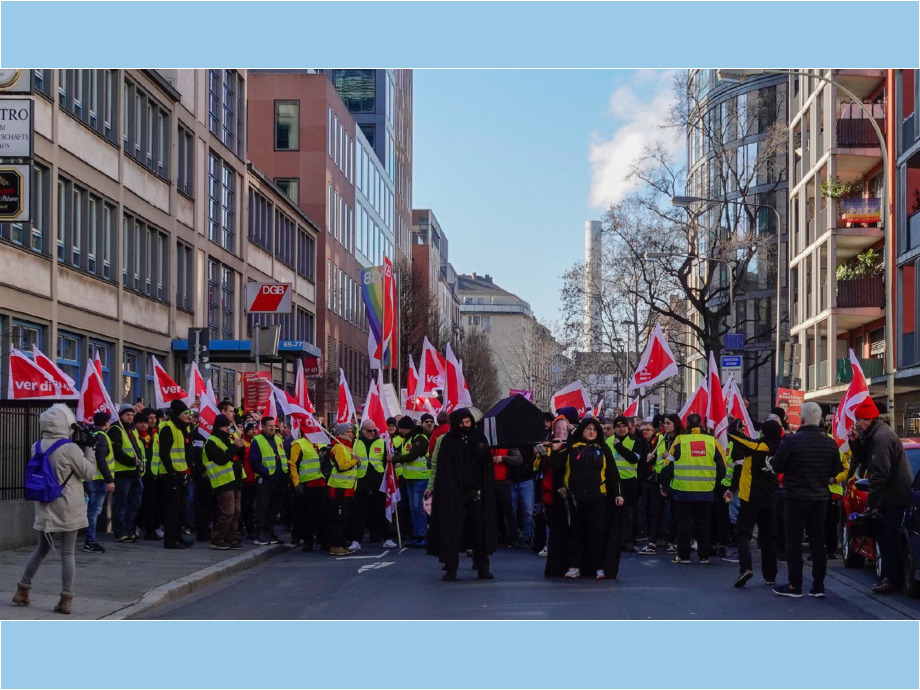Demobeginn am Gewerkschaftshaus Frankfurt