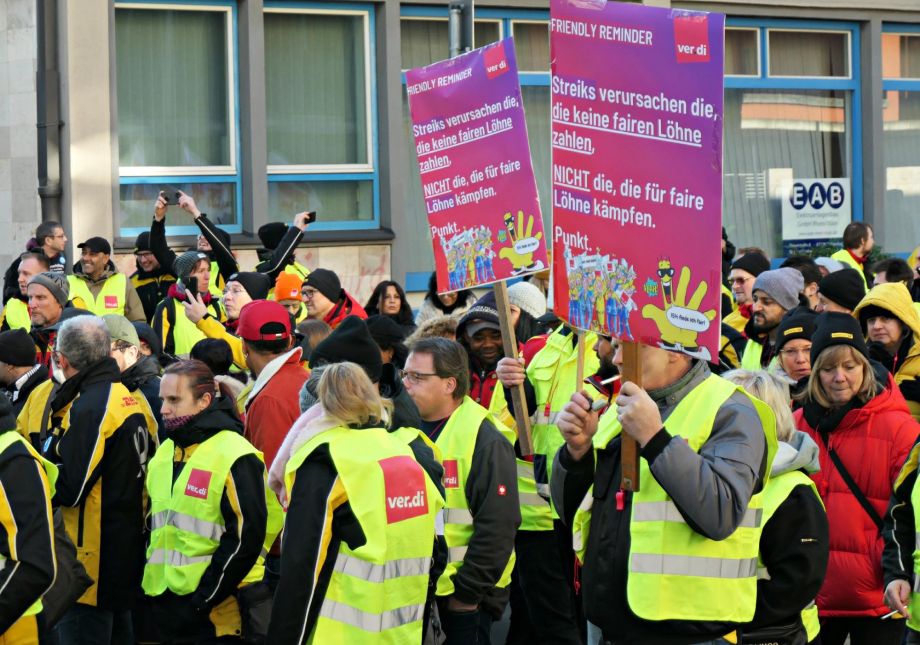 Demobeginn am Gewerkschaftshaus Frankfurt