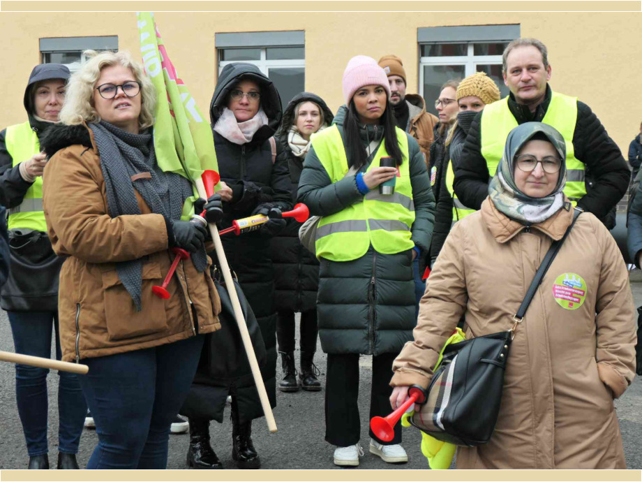 Die Kollegen stehen hinter der Forderung: 10,5 Prozent mehr Geld, mindestens 500 Euro. Für Auszubildende 200 Euro mehr bekommen.