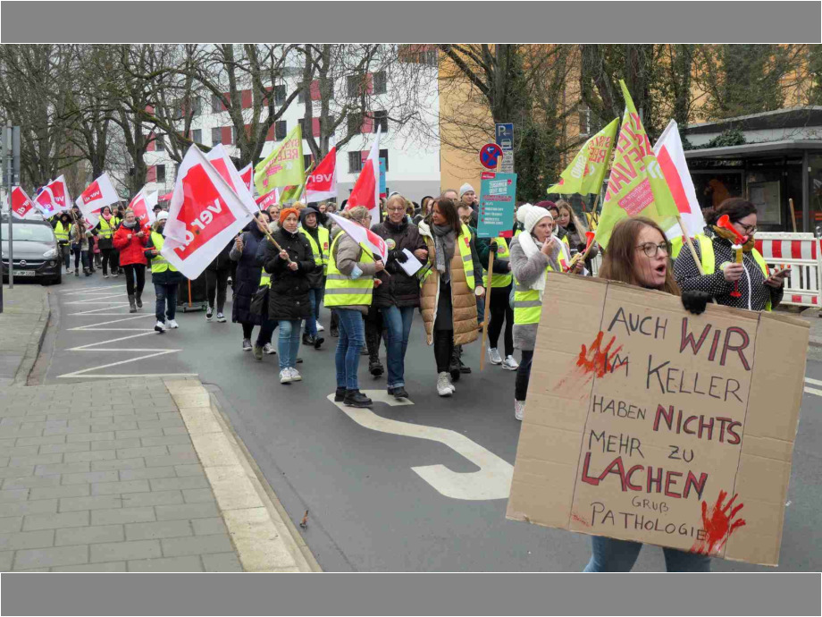 Demozug um die Klinik