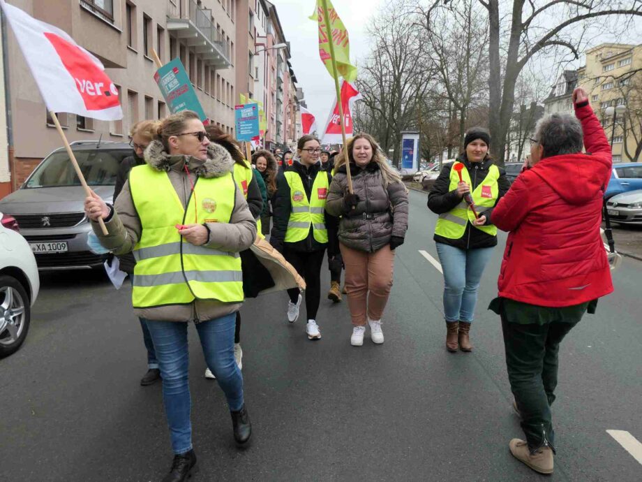 Demozug um die Klinik